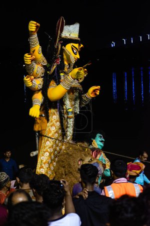 Foto de Personas inmersas ídolo de Devi Durga con motivo de 'Bijoya Doshomi' o Visharjan. Enfoque selectivo - Imagen libre de derechos