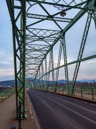 Foto de Detalle del puente Maria Valeria sobre el Danubio, que conecta el Strovo eslovaco con el Ostrihom húngaro - Imagen libre de derechos