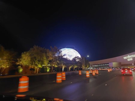 Téléchargez les photos : Las Vegas, Nevada, États-Unis 08.13.2023 : MSG Sphère exosphère à Las Vegas, Nevada la nuit. Vue de la fenêtre d'une voiture en mouvement. - en image libre de droit