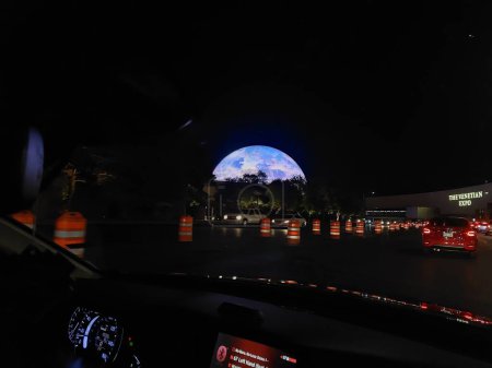 Téléchargez les photos : Las Vegas, Nevada, États-Unis 08.13.2023 : MSG Sphère exosphère à Las Vegas, Nevada la nuit. Vue de la fenêtre d'une voiture en mouvement. - en image libre de droit