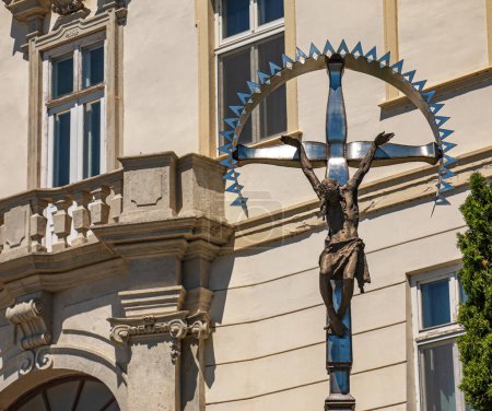 Téléchargez les photos : Crucifixion de Jésus Christ placée dans la cour du château de Nitra, Slovaquie. - en image libre de droit