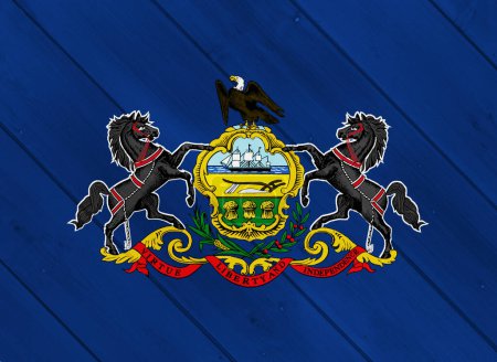 Foto de Bandera y escudo de armas de la Mancomunidad de Pensilvania sobre un fondo texturizado. Concepto collage. - Imagen libre de derechos