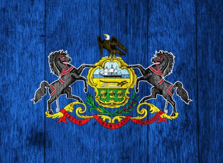 Foto de Bandera y escudo de armas de la Mancomunidad de Pensilvania sobre un fondo texturizado. Concepto collage. - Imagen libre de derechos
