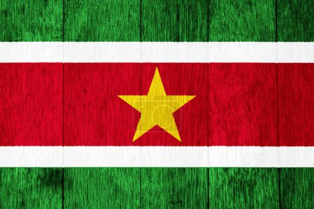 Téléchargez les photos : Drapeau de la République du Suriname sur fond texturé. Collage conceptuel. - en image libre de droit