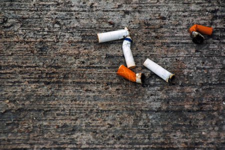 Foto de Varias colillas de cigarrillos están tiradas en el suelo. Concepto antitabaco. - Imagen libre de derechos