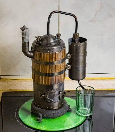 Der Prozess der Destillation von Wein in einer Minibrennerei mit Holz. Volumen 400 ml.