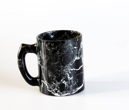 Téléchargez les photos : Coupe à boire en obsidienne noire naturelle. Isolé sur fond blanc. - en image libre de droit