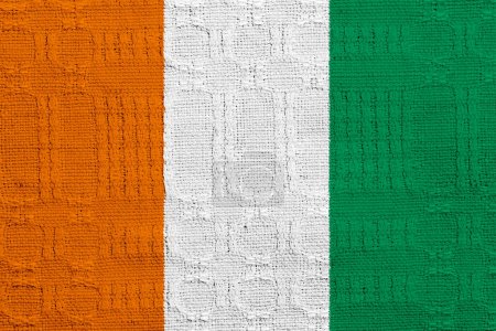 Flagge der Republik Côte d 'Ivoire auf einem strukturierten Hintergrund. Konzeptcollage.