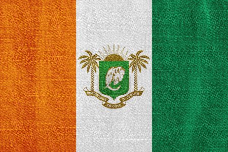 Flagge und Wappen der Republik Côte d 'Ivoire auf strukturiertem Hintergrund. Konzeptcollage.