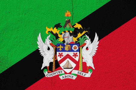 Flagge und Wappen der Föderation des Heiligen Christopher und Nevis strukturierten Hintergrund. Konzeptcollage.