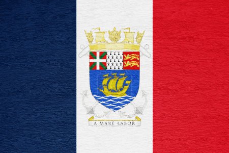 Escudo de armas de la Federación de Colectividad Territorial de San Pedro y Miquelón sobre la bandera de Francia sobre fondo texturizado. Concepto collage.