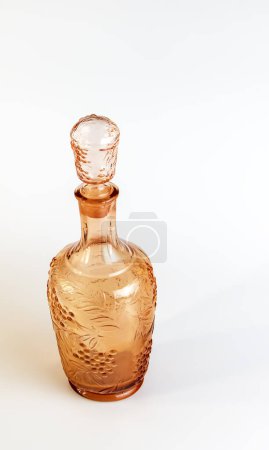 Vieille carafe en verre pour le vin sur fond blanc. Fabriqué en URSS dans les années 30 du siècle dernier.