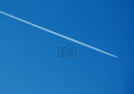 Rueda de condensación del avión y avión en el cielo azul