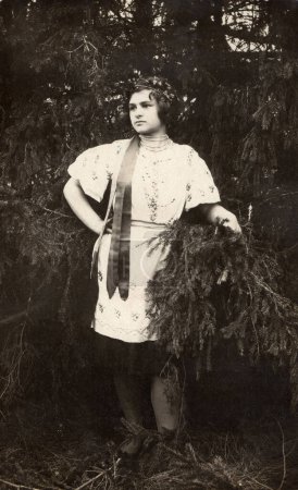 Foto de Una joven con un disfraz de cuento de hadas en el bosque. Retro, vintage. Rostov, URSS - alrededor de 1930 - Imagen libre de derechos