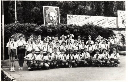 Téléchargez les photos : Gurzuf, Crimée, URSS - 05.09.1977 : photo de groupe du corps de batteurs pionniers dans le camp d'Artek - en image libre de droit