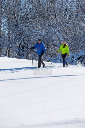 Téléchargez les photos : Un couple de skis de fond dans la neige fraîche au Canada - en image libre de droit