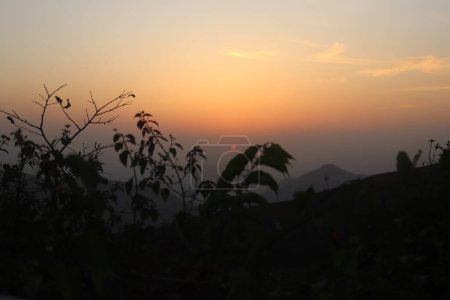 Heiterer Sonnenaufgang Blick über die Berge