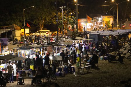 Téléchargez les photos : Street Food étal dans le marché avec la foule des peuples - en image libre de droit