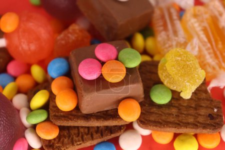 Coloridas pequeñas gemas con mezcla de chocolate y caramelos