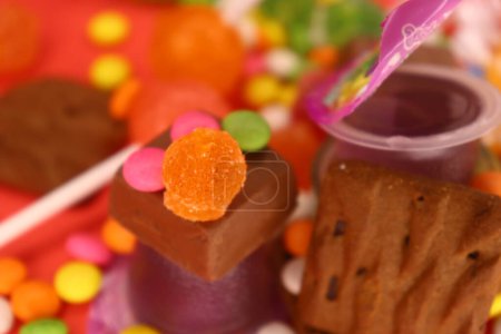 Foto de Unas deliciosas galletas de chocolate Gems en el marco - Imagen libre de derechos