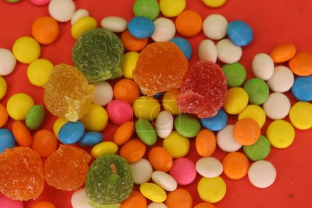 Una gemas coloridas con un dulce caramelo de jalea