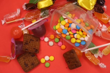 Caja que cae de gemas con alrededor de chocolate y galletas