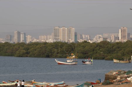 Foto de Hermosa vista de la ciudad detrás del mar y la cubierta de mar por árboles y plantas - Imagen libre de derechos