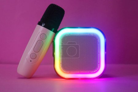 Téléchargez les photos : Karaoké Mini haut-parleur portable avec microphone multifonctionnel - en image libre de droit