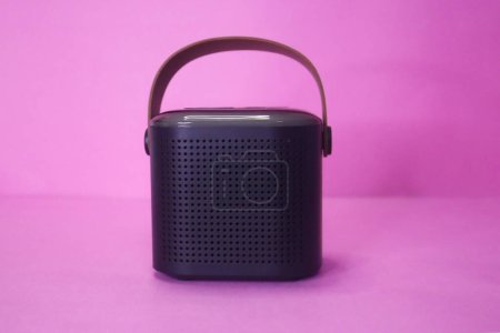 Téléchargez les photos : Mini haut-parleur noir sur le fond rose - en image libre de droit