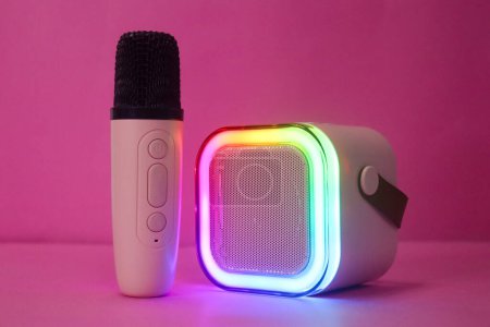 Altavoz de karaoke portátil bluetooth de luz colorida con mini micrófono