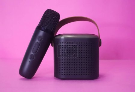 Foto de Altavoz portátil de Karaoke pequeño con mini micrófono inalámbrico - Imagen libre de derechos