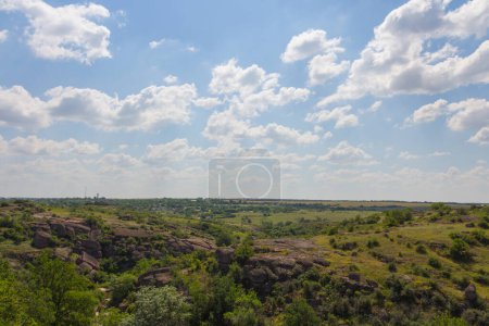 Téléchargez les photos : Vue sur le canyon Arbuzynsky est un canyon près du village Trykraty, sur la rivière Arbuzynka dans la région Voznesenskyi de l'oblast de Mykolaiv en Ukraine - en image libre de droit