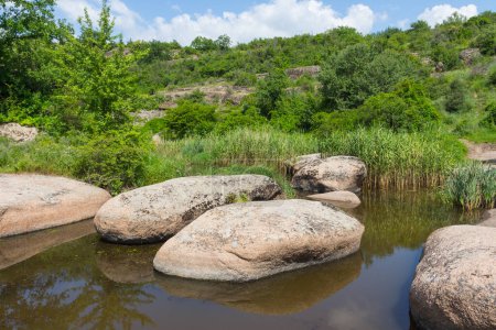 Téléchargez les photos : Grandes pierres lisses sur le fond du canyon Arbuzynsky près du village Trykraty, sur la rivière Arbuzynka dans la région Voznesenskyi de l'oblast de Mykolaiv en Ukraine - en image libre de droit