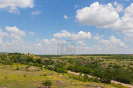 Téléchargez les photos : Une vue de la steppe près du canyon Arbuzynsky près du village Trykraty, sur la rivière Arbuzynka dans la région Voznesenskyi de l'oblast de Mykolaiv en Ukraine - en image libre de droit