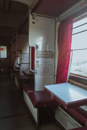 Foto de Coche couchette soviético es un transporte ferroviario que transporta alojamiento para dormir no o semi-privado. La inscripción en el cartel se traduce como "Salida de emergencia"" - Imagen libre de derechos