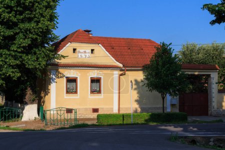 Téléchargez les photos : Immeuble résidentiel dans le village Harman. Transylvanie. Roumanie - en image libre de droit