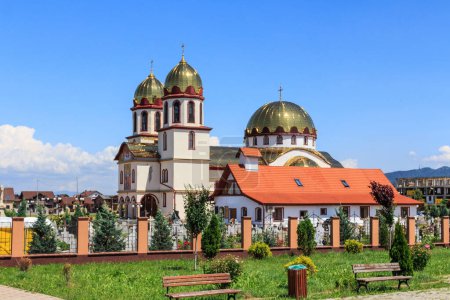 Foto de Vista de una iglesia con cúpulas doradas en Transilvania. Rumanía - Imagen libre de derechos
