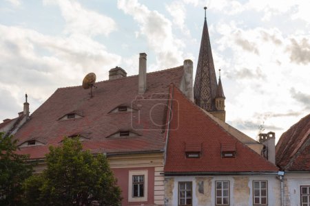Blick auf ein unglaubliches historisches Gebäude in der Stadt Sibiu. Siebenbürgen. Rumänien