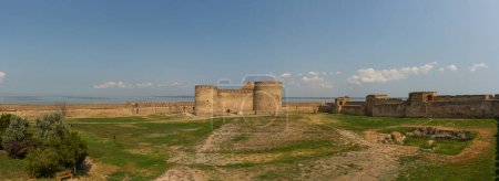 Téléchargez les photos : Le Panorama de la forteresse Bilhorod-Dnistrovskyi ou forteresse Akkerman (également connue sous le nom de Kokot) est un monument historique et architectural des XIIIe et XIVe siècles. Bilhorod-Dnistrovskyi. Ukraine - en image libre de droit