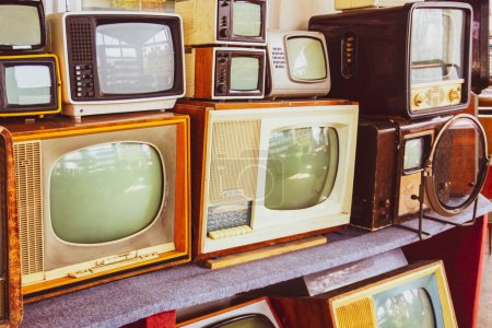 Filas de televisores antiguos.Los primeros televisores son de tipo tubo.Colección de televisores retro. 