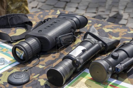 Nachtsichtgerät, digitales Nachtsichtgerät, Nachtsichtgerät. Optik militärischer Ausrüstung. Wärmebildkamera