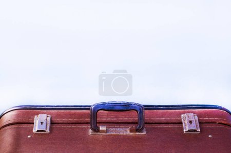 Téléchargez les photos : Vieille valise vintage. Vintage vieille valise classique en cuir de voyage sur un fond clair. Espace de copie - en image libre de droit