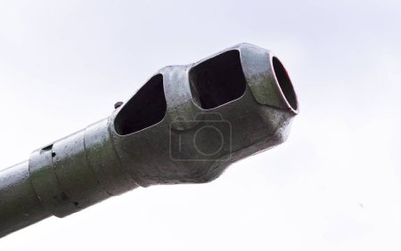 Téléchargez les photos : Sur un fond léger canon du pistolet de la Seconde Guerre mondiale. Concept début de guerre, fin de la paix - en image libre de droit