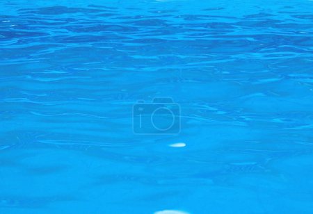 Foto de Agua de mar. Superficie del océano. Fondo y textura azul. Agua de piscina - Imagen libre de derechos