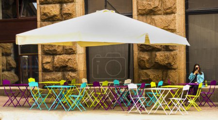 Téléchargez les photos : Café cafétéria vide. tables et tabourets colorés dans la rue.Tables en fer de couleur sous un dôme - en image libre de droit