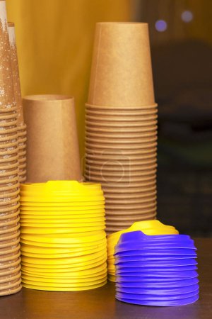 Foto de Rangos de vasos de papel. Vasos de café. La pared de las copas del cartón. vasos de plástico, tapas, pajitas, túbulos - Imagen libre de derechos