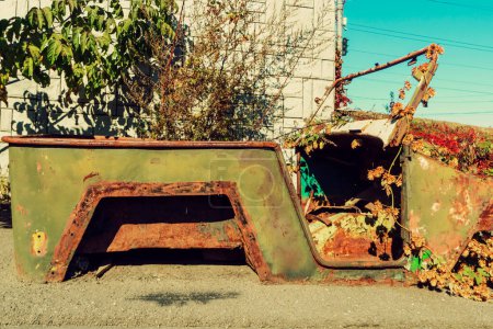 Un auto añejo oxidado. Un viejo camión oxidado. Automóvil abandonado. auto