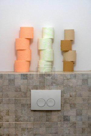 Toilettenrollen und Toilettenknopf. Rollen in zwei Farben. Reihen von Toilettenspulen schließen sich. Hygienekonzept
