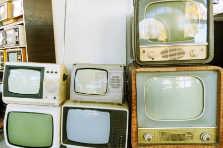 Beaucoup de télévision rétro. vieille TV vintage est multicolore multi-rangées. Voir le passé. Pattern wall of old Antique television (TV). Concept de télévision. Médias.