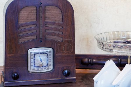 Vieux sans fil en bois. Récepteur de radio Vintage classique. Rétro de l'ancien récepteur. Premiers médias radio.